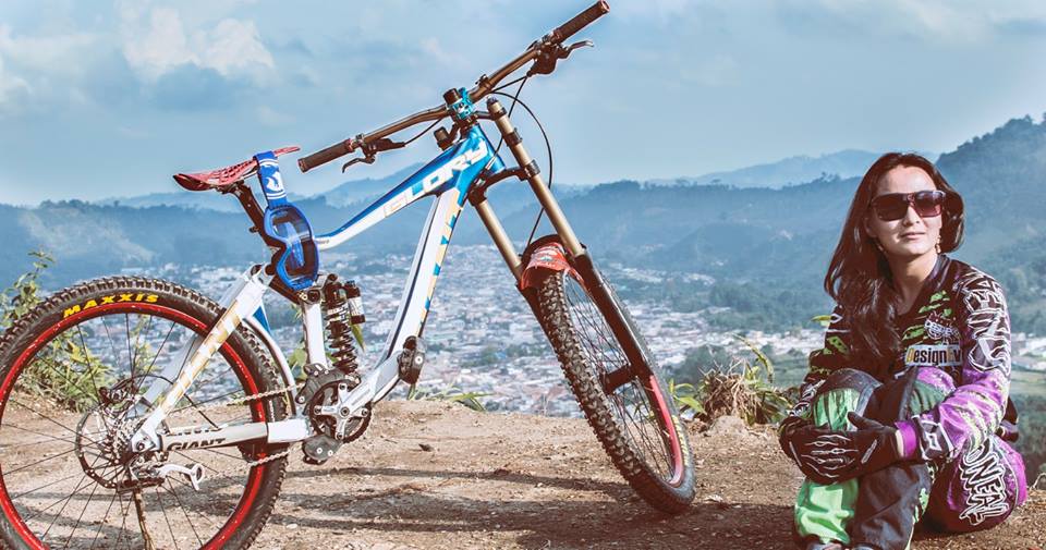 Carolina Montoya: la ciclista colombiana que le da glamour al&nbsp;downhill